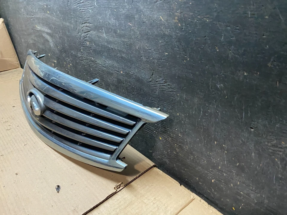 Grelha frontal superior 2010 a 2015 Infiniti G37 G25 fabricante de equipamento original U7849 DG - Imagem 2 de 4