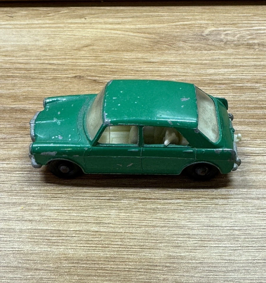 Винтажный Lesney спичечный коробок серии No 64 MG 1100 Англии зеленый с драйвером и собакой - Изображение 3 из 4