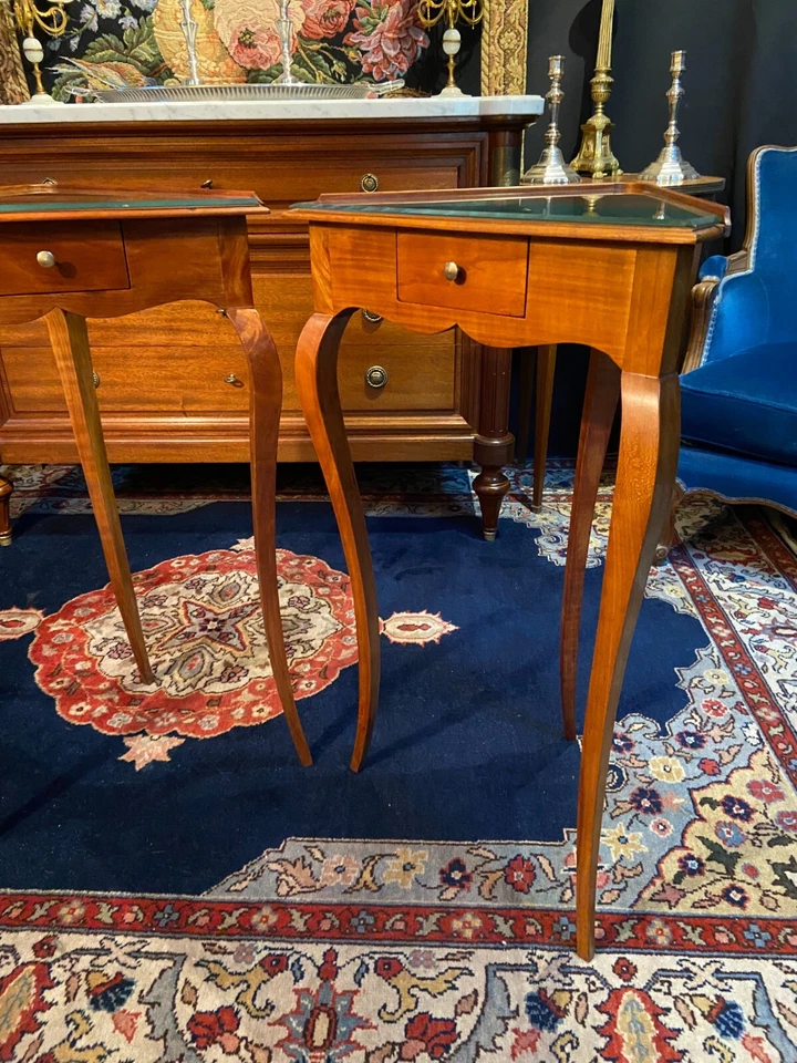 Paire tables d'appoint guéridons d'angle encoignure noyer blond massif Louis XV - Photo 2/4