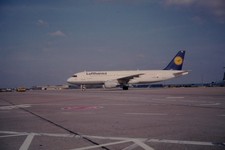 Dia D-AIPL Airbus A320-211 Lufthansa 07/1990 FRA 35mm gerahmt OP-L12-43