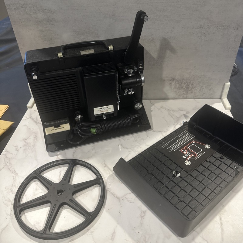 Argus Showmaster 870 Super Eight Projector w/ take up reel  TESTED