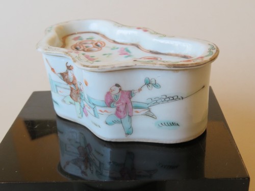 CHINESE FAMILLE ROSE CRICKET BOX & COVERED POT, FIGURES -- LATE QING TO REPUBLIC - Picture 4 of 13