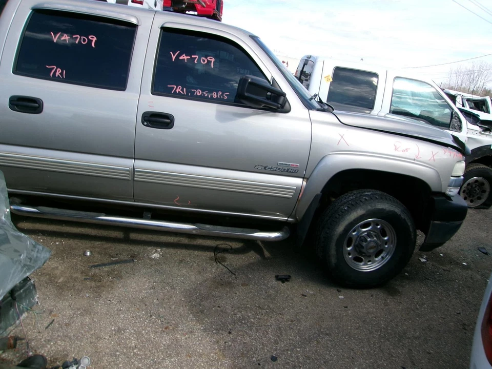 Used Washer Fluid Reservoir fits: 2002 Chevrolet Silverado 2500 pickup w/low lev - Image 3 of 4