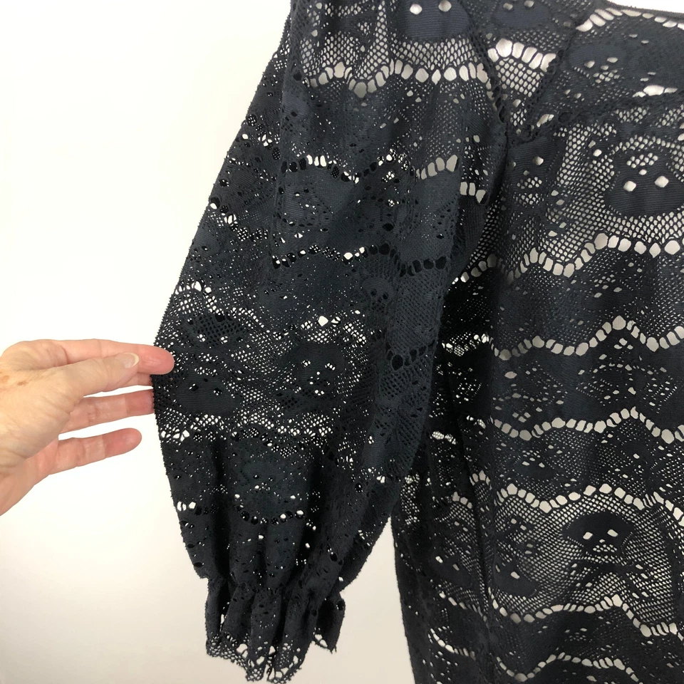 Blusa Letarte preta de renda caveiras manga folhada gola quadrada cobertura natação M/G - Imagem 4 de 4