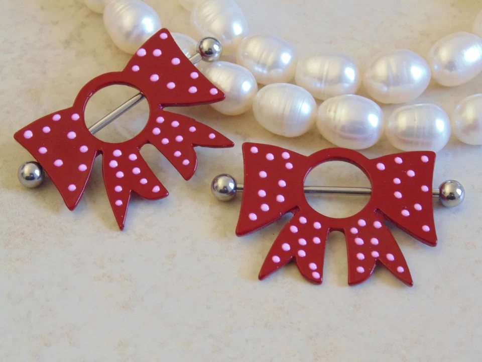 Anillo/escudo para pezón con lazo de lunares rojos. Foto 4 de 4