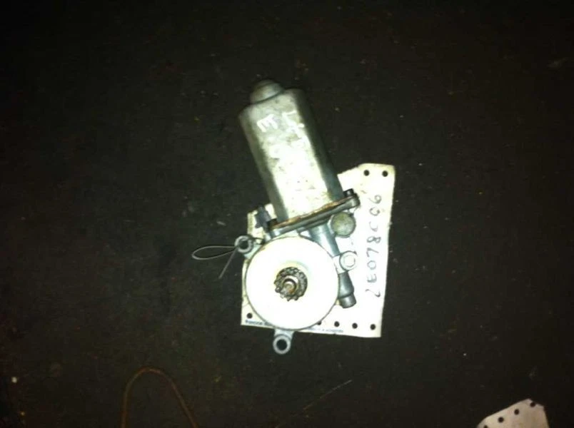 MOTOR ELEVALUNAS TRASERO DERECHO CHEVY SUBURBAN 1000 99 Foto 2 de 2