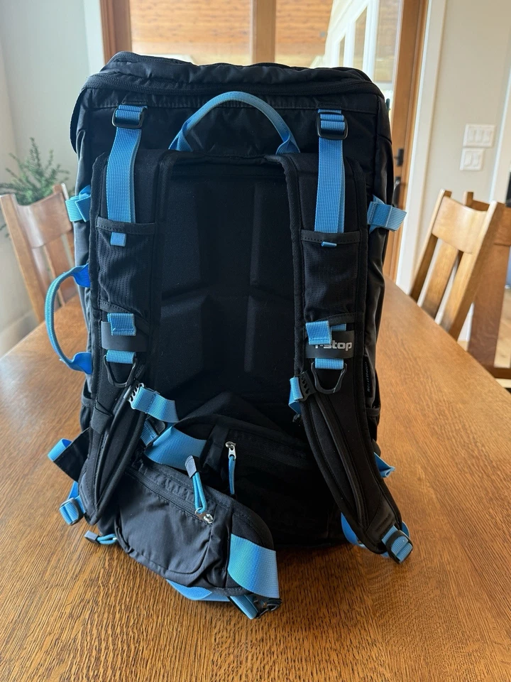 Mochila fotográfica F-Stop Loka Ultra Light 37L (negro/azul) + UCI poco profunda MED Foto 2 de 4