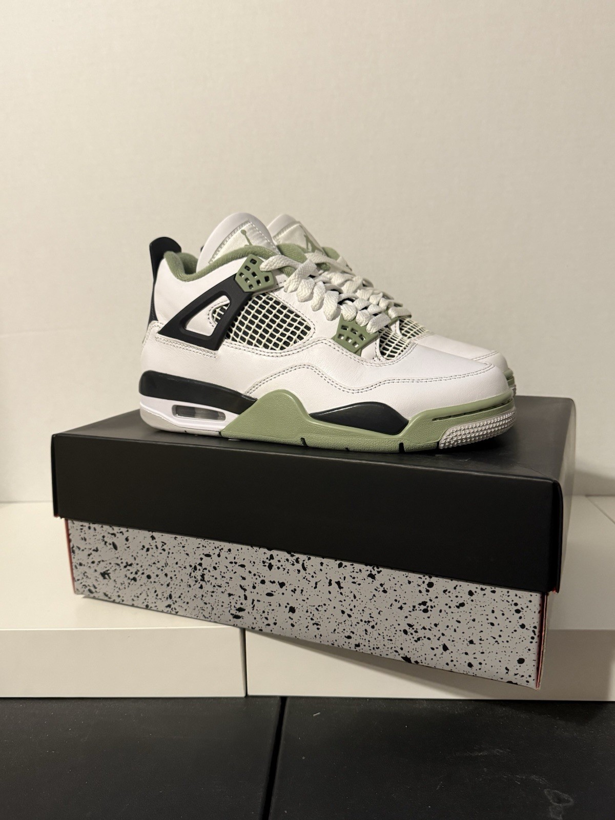 NIKE Air Jordan 4 Retro White Seafoam Oil Green Size 7W 5.5M AQ9129-103 Rare NIB