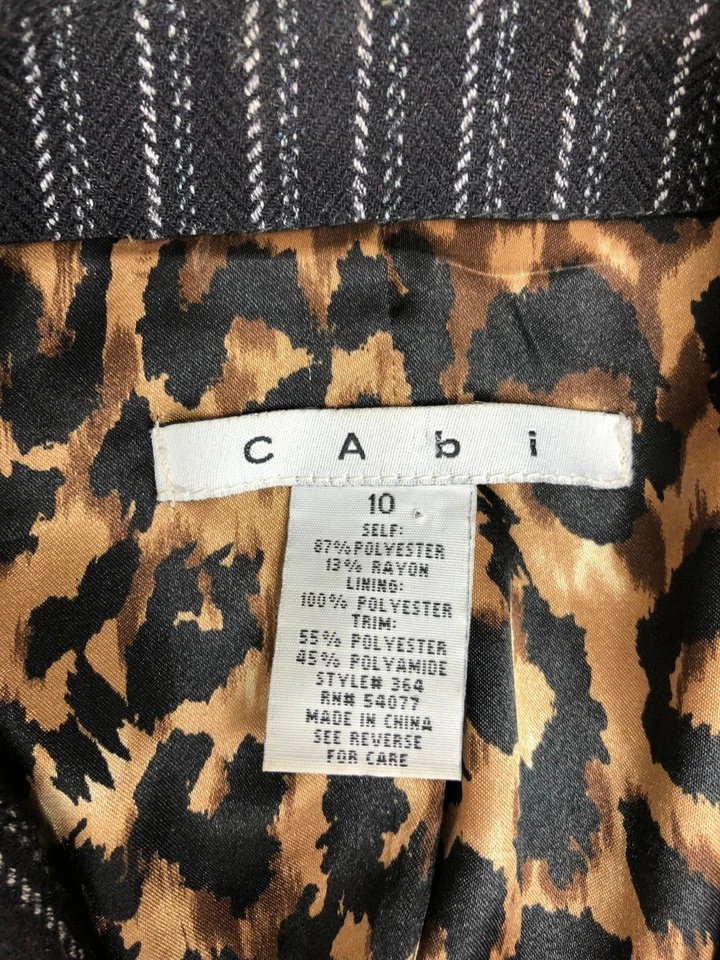 Blazer feminino Cabi tamanho 10 listrado preto e branco 3 botões bolso 1086 - Imagem 3 de 4