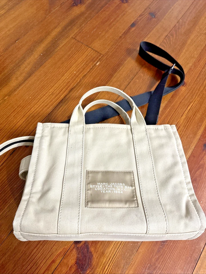 Bolsa tiracolo Marc Jacobs The Tote Bag Traveler lona média Bei G2U - Imagem 2 de 4