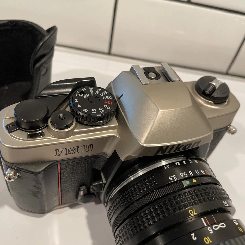 Cámara Nikon FM10 vintage años 80 ¡¡Funciona!! Estuche de cuero, bolsa de transporte de lona - ¡tal cual! Foto 4 de 4