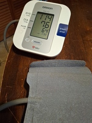 Omron HEM-712CLCN2 Advanced Accuracy Blood Pressure Monitor (Works and has Cuff)