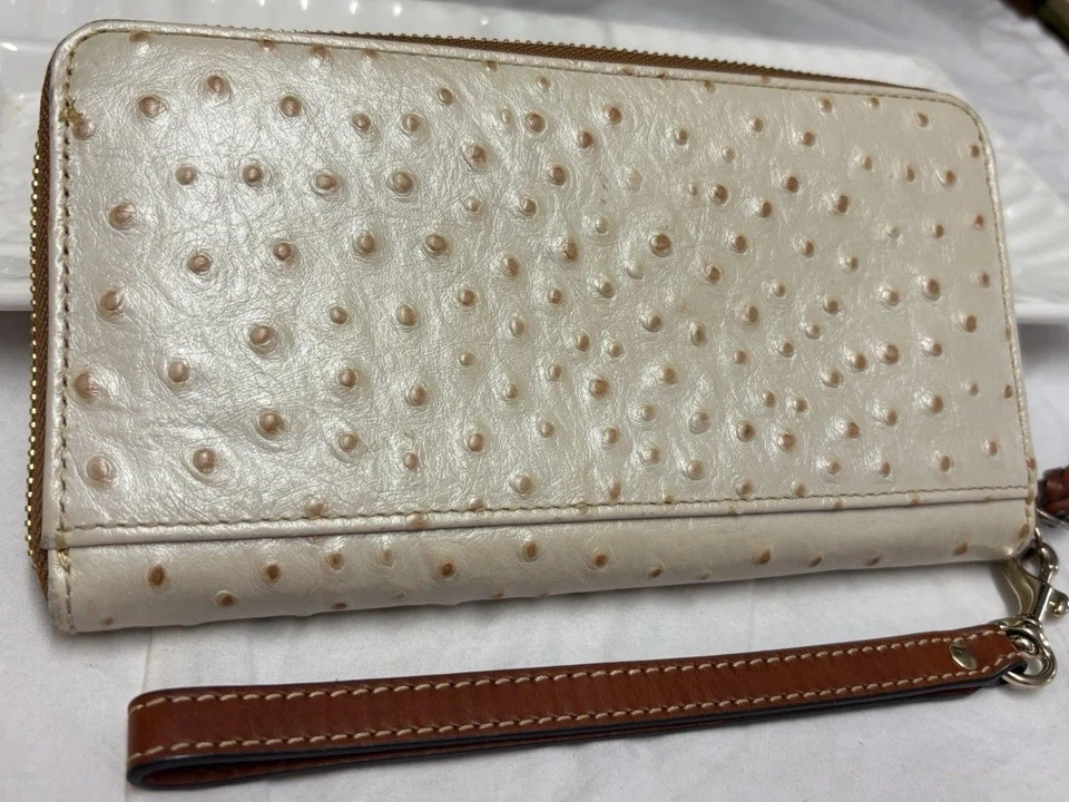 Dooney Bourke Hueso Perlado Avestruz Cuero Repujado Bolso sin asas Cartera Muñequera Foto 4 de 4