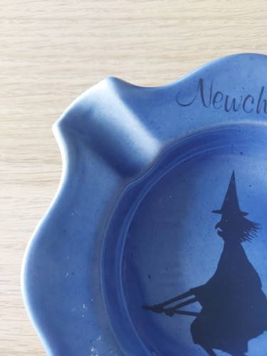 Vintage Newchurch in Pendle Witch Souvenir Blue Ceramic Ashtray Collectable - Foto 3 di 9