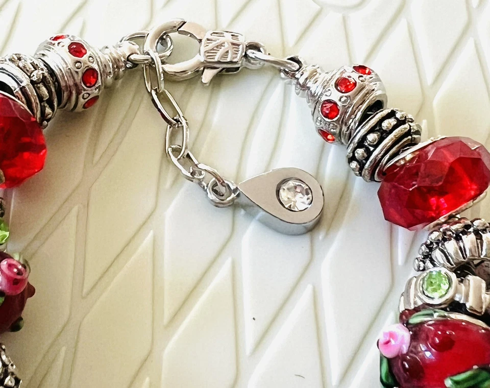"Brazalete con dije europeo rojo y plata de Navidad de 5-3/4 a 6-3/4"" ajustable" Foto 2 de 4