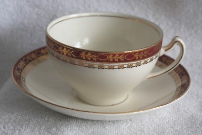 Vintage Alfred Meakin ''Cardinal Arabesque'' Gold Trim Teacup and Saucer (N2)