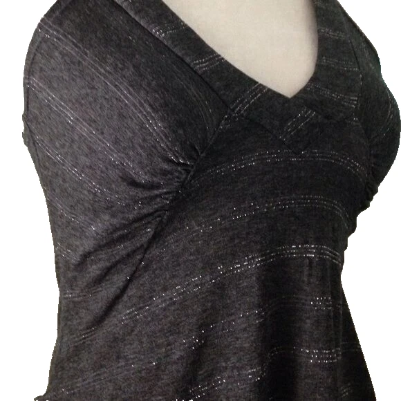 Camiseta sin mangas Rebecca Beeson gris oscuro a rayas plateadas Foto 2 de 4