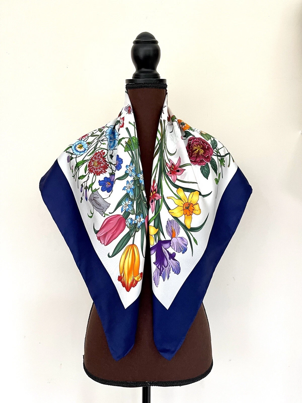 Présentoir # 1 écharpe Gucci neuve classique imprimé flore bordure bleue soie sergé wrap