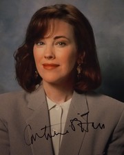 Catherine O'Hara signed 8x10