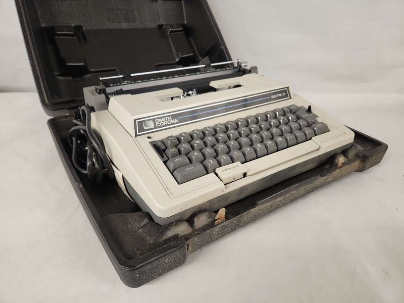 Smith-Corona Electra XT Electronic Typewriter W/ Storage Case