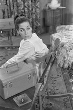 Photo:Mary Tyler Moore 1963 Actress Sitting with Suitcase Interior Scene