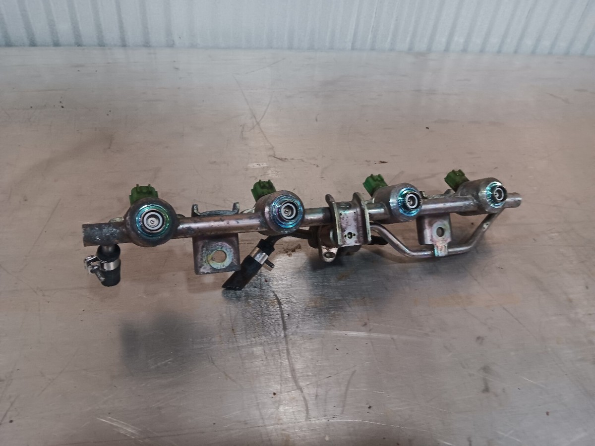96 97 Nissan Hardbody D21 Pickup Fuel Injection Rail w
