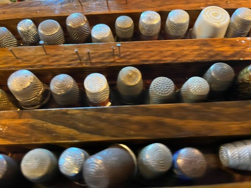 Vintage Fingerhut großes Konvolut mit einzigartigem handgefertigtem Holz Glaskasten lesen - Bild 11 von 21