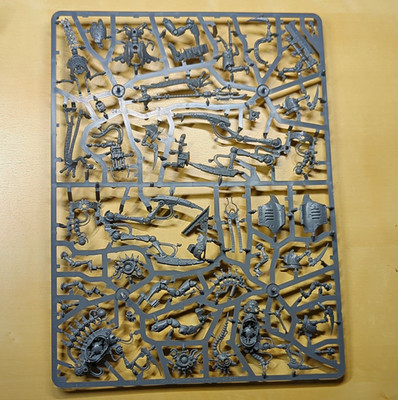 Warhammer 40K Necrons Royal Court / Herrscherrat im Gussrahmen