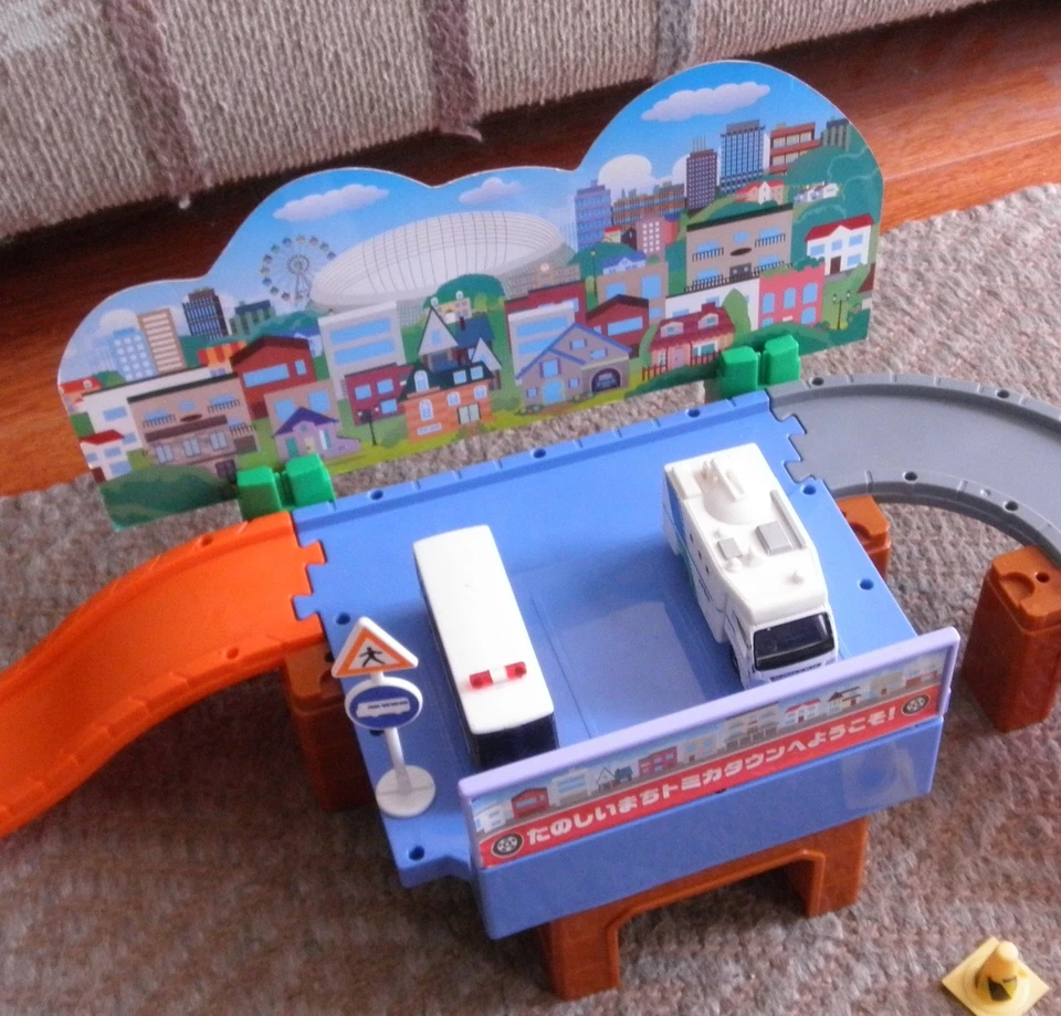 Takara Tomy Tomica Town Road Set with (5) Vehicles (USED READ) - Image 3 of 4