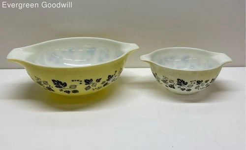 Lot of 2 VTG Pyrex Cinderella Glass Mixing Bowls "Gooseberry" 4 Qt. & 2 Qt.