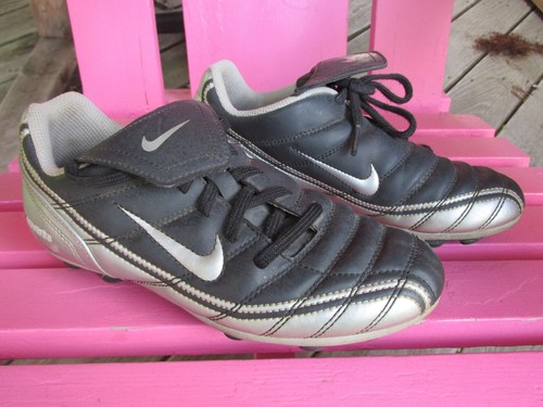 NIKE Noventa Black/Silver Soccer Cleats Versa Tract Shoes 90 US Size 2Y 2  Youth | eBay