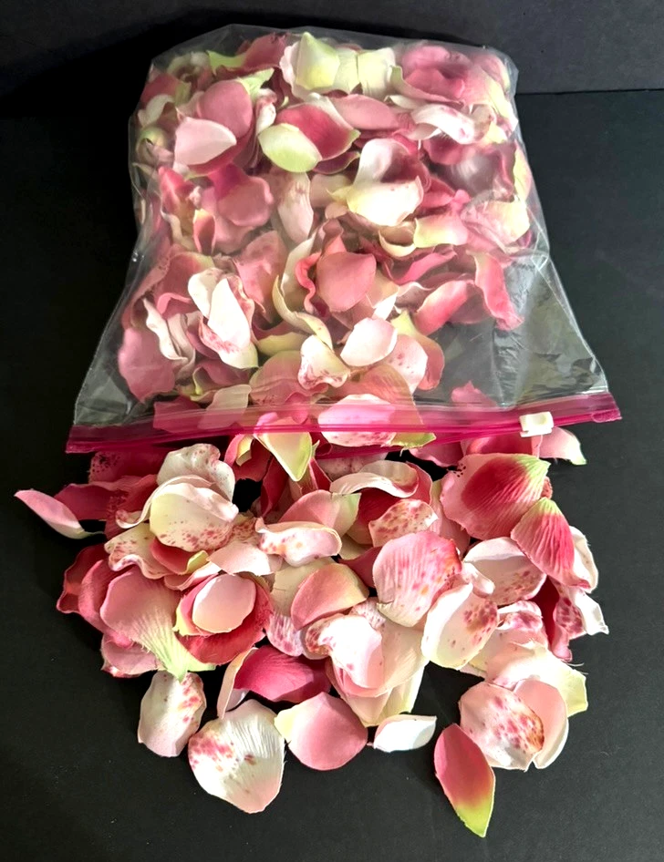 Hermosos pétalos de rosa marfil y rosa mezcla de seda, bodas, decoraciones, eventos Foto 2 de 3