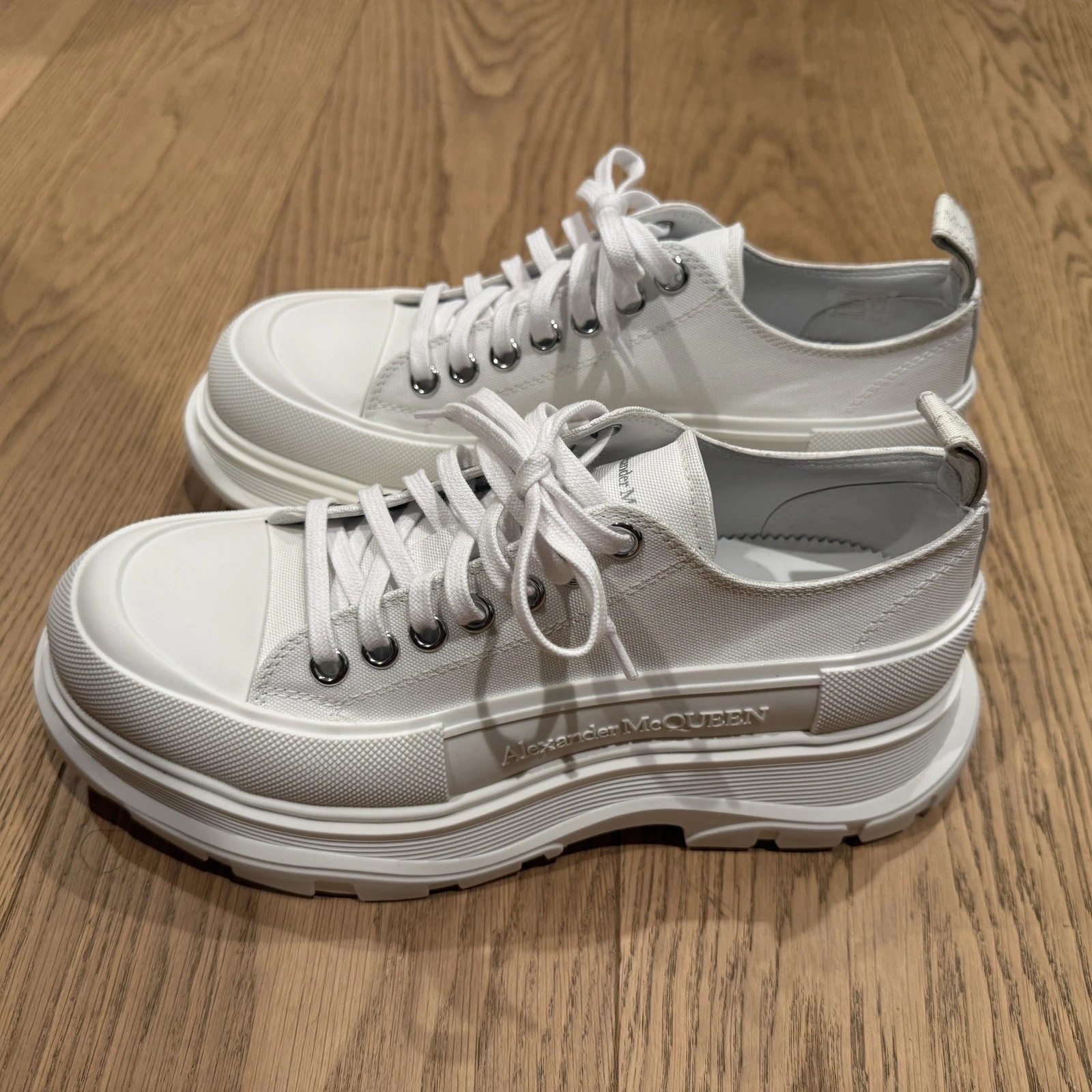 Alexander McQueen — Alexander McQueen White Sneakers 41