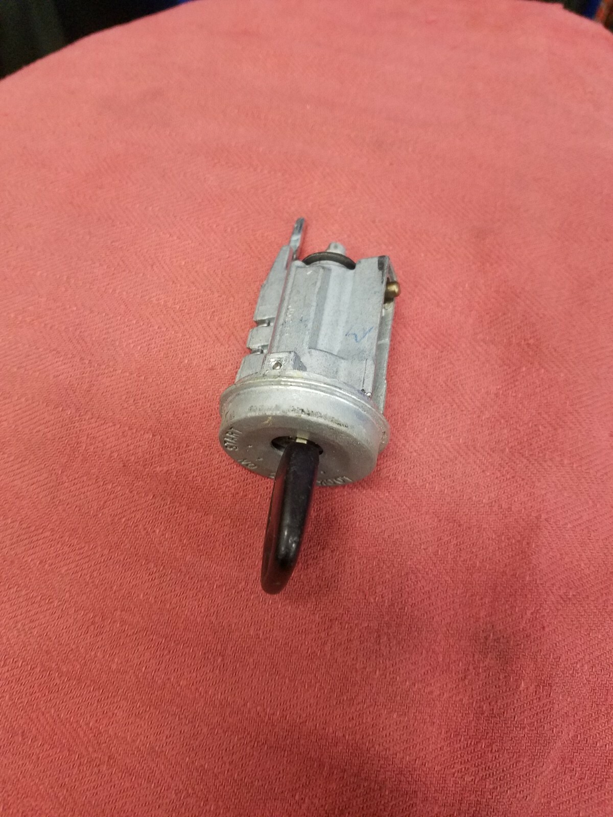 20032008 PONTIAC VIBE IGNITION SWITCH LOCK CYLINDER W/ KEY OEM eBay