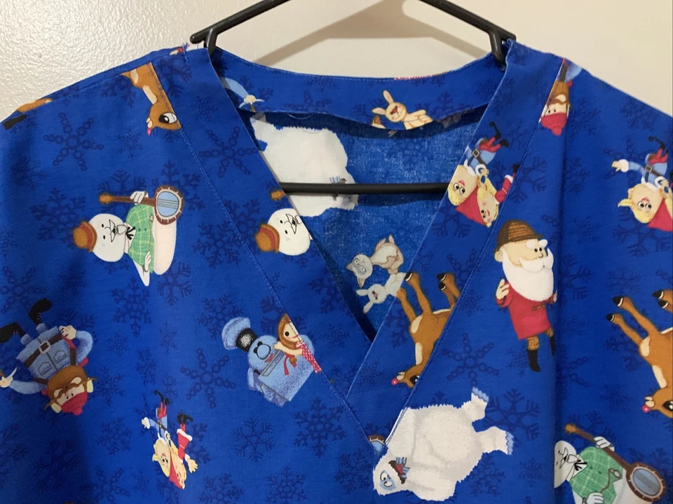 UNIFORME EXFOLIANTE TOP RUDOLPH & FRIENDS 2XL Hecho a Mano Azul Mangas Cortas Usado en Excelente Condición Foto 2 de 4