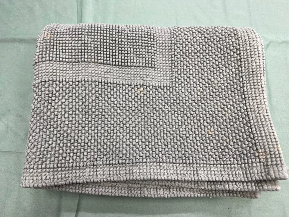 Tapete de banho Yves Delorme Eden cinza algodão de Portugal 24x35” usado com defeitos - Imagem 3 de 4