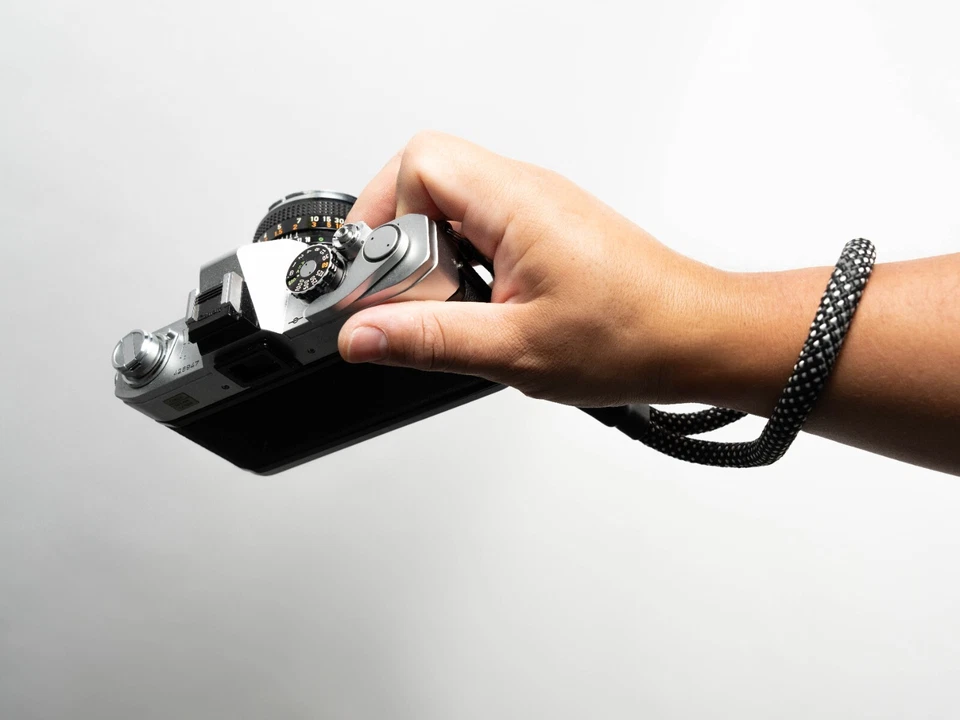 CHECKMATE 相机表带 – 黑白手腕带峰值设计锚/定制 — 第 4/4 张图片