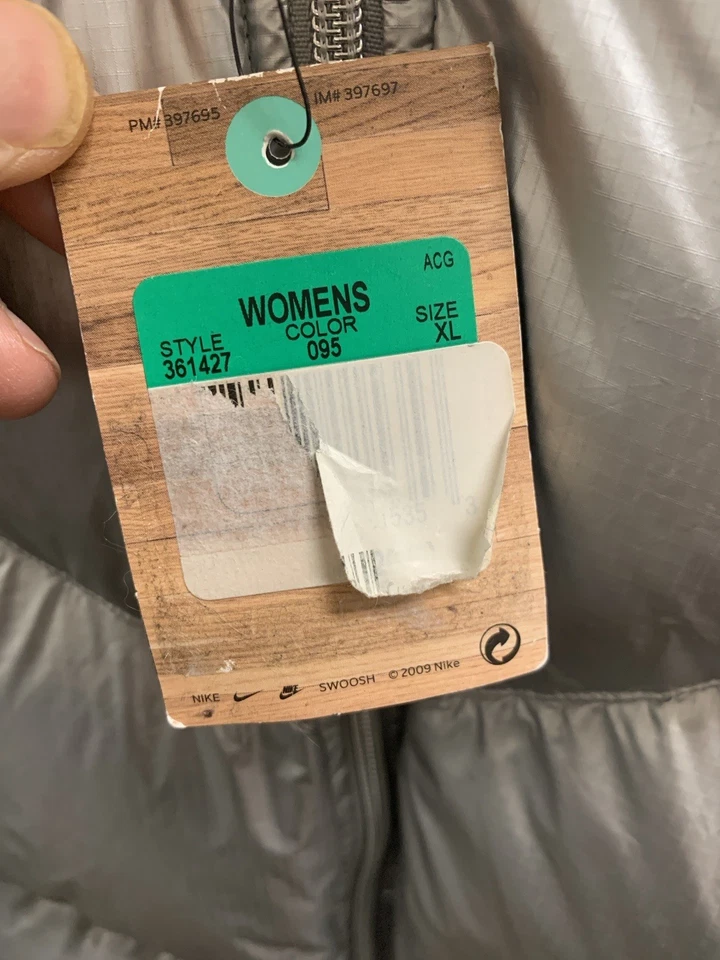 Nike Women's XL Down Hooded Jacket that converts to vest, NWT Silver Perfect - Image 2 of 4