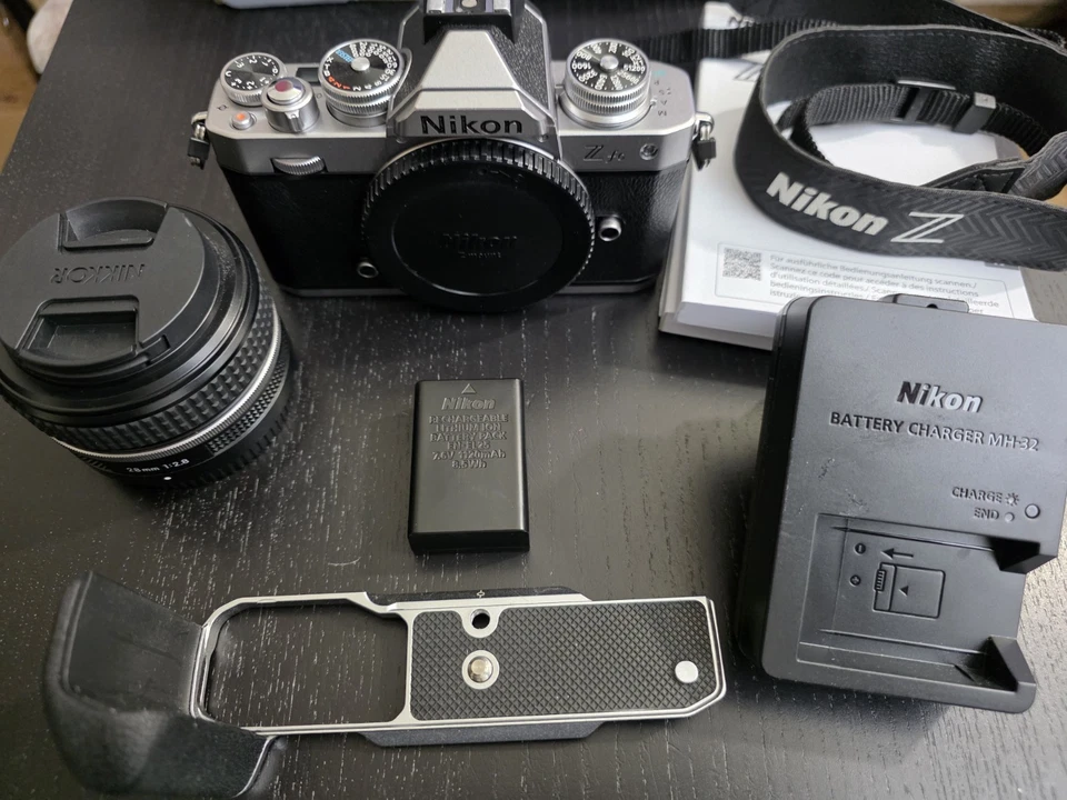 NIkon Z fc Kit con Nikkor Z SE 28 mm F2.8 piu impugnatura Smallrig 900 scatti - Immagine 4 di 4