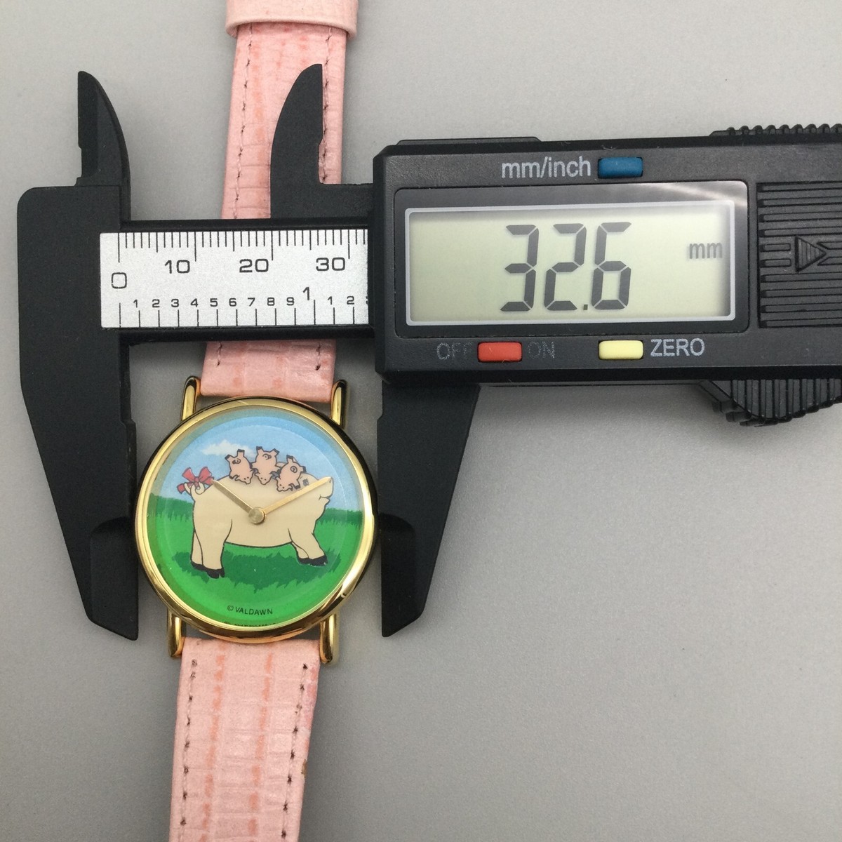 R&R Valdawn Pig and Piglets Watch Women Gold Tone Pink Leather Band New Battery Valdawn Pig Watch Women 33mm Gold Tone Black Leather Band  main image 4