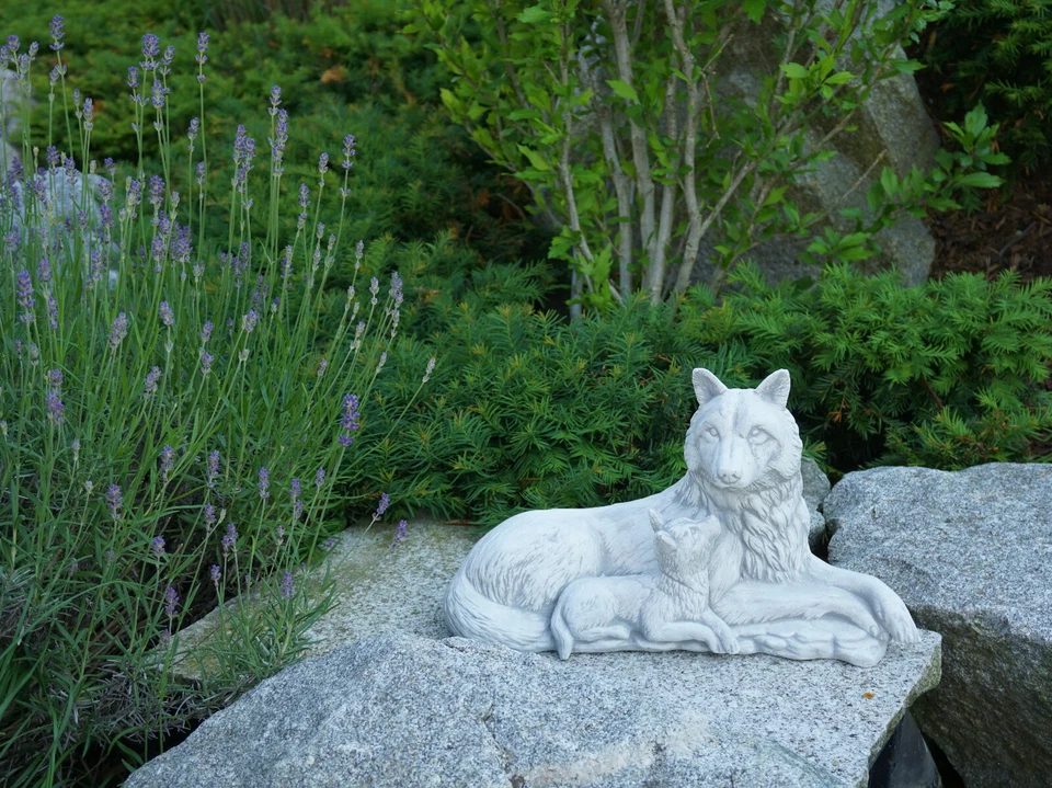 Wölfin mit Jungen Wolf Steinfigur H.23 cm Grau 9 kg Weißbeton frostsicher - Bild 2 von 4