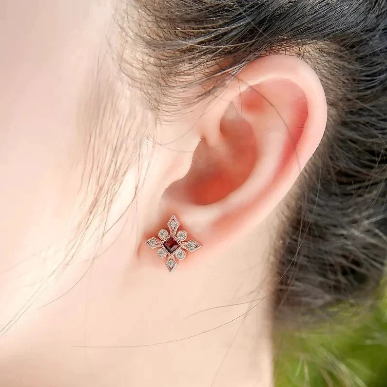 Pendiente pequeño y delicado enchapado en oro rosa de 14 k granate simulado princesa de 2,50 quilates Foto 3 de 4