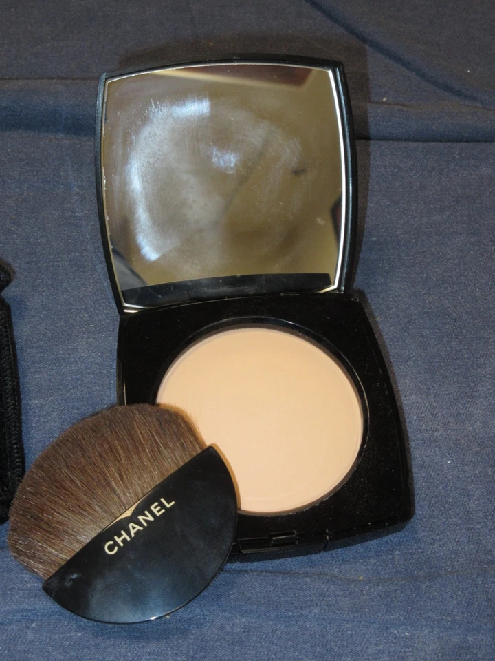 CHANEL Les Beiges Healthy Glow Sheer Powder #20 SPF 15 - .42 oz w/ Brush & Pouch - Image 2 of 3