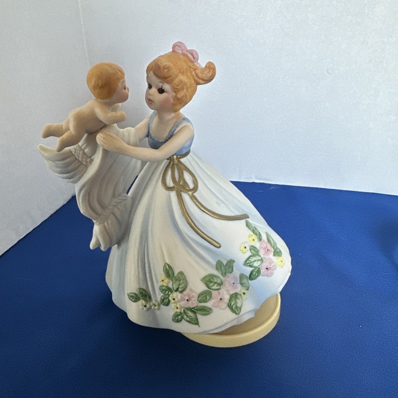 JOSEF ORIGINALS SCHUBERT'S LULLABY MOTHER & BABY MUSICAL FIGURINE