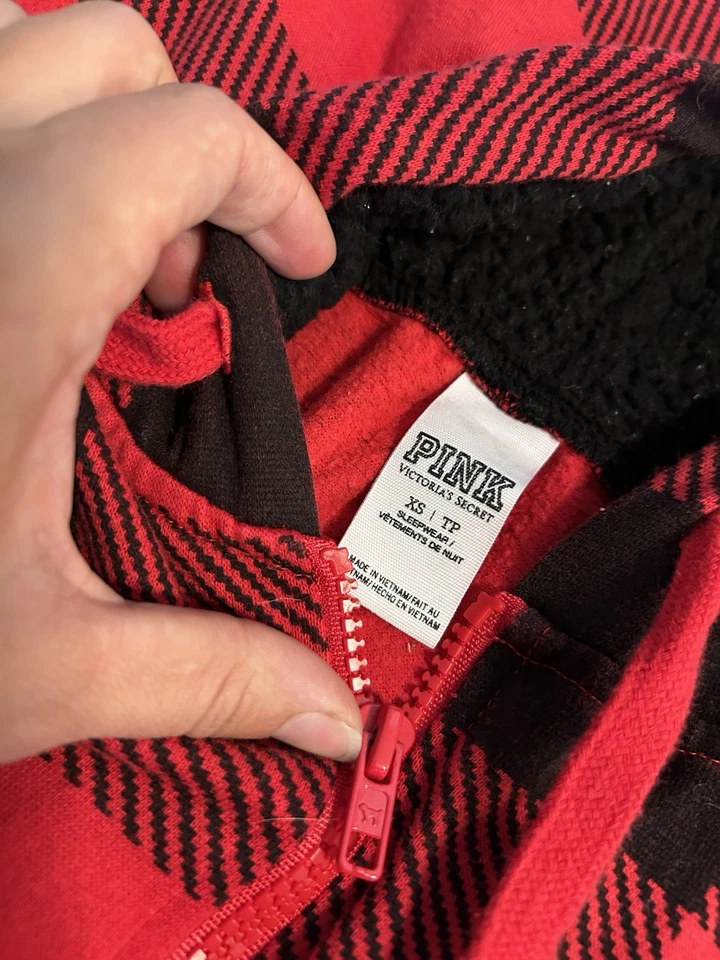 Pijama VS PINK a cuadros con capucha de una pieza XS Buffalo Check rojo negro Foto 3 de 4
