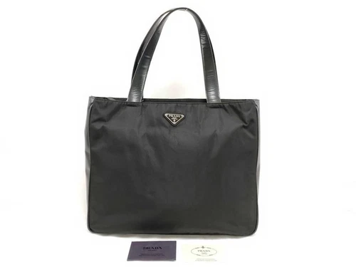 Sac fourre tout PRADA nylon noir, plaque logo triangulaire