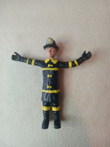 Muñeca de acción bombero de cinco (5) pulgadas de alto, 1984, mujer blanca vestida de negro - Imagen 1 de 10