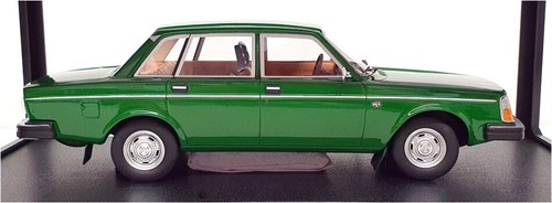 Cult Models 1/18 Scale CML130-2 - 1975 Volvo 244DL - Green - Picture 3 of 5