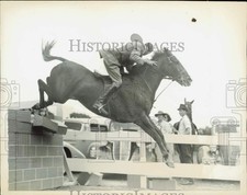 Foto de prensa de 1937 Maytop Stables "Bartender" salta en Fairfield Horse Show