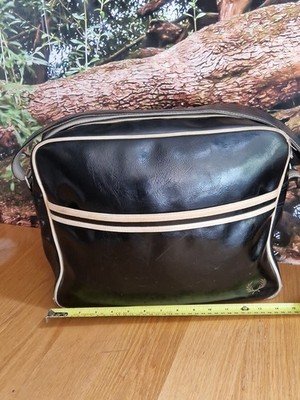 Fred Perry Umhängetasche schwarz weiß Retro Flight Messenger Unisex